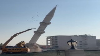 Hasarlı minare iş makinesinin dokunuşuyla yerle bir oldu