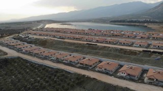 Hassada göl ve Amanos Dağları manzaralı 206 köy evinde yaşam Mart ayında başlayacak