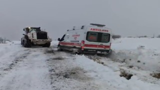 Hasta almaya giderken kara saplanan ambulansı ekipler kurtardı