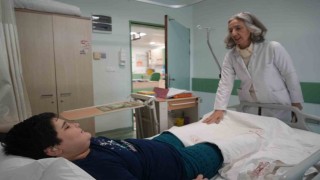 Hastane sınıfı ile hasta çocuklar derslerinden geri kalmıyor