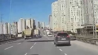 Hatalı şerit değiştirdi, kamyon çarptı