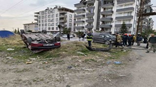 Hatayda hafif ticari araç otomobille çarpıştı: 3 yaralı