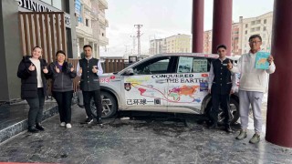 Hava kirliliğine dikkat çekmek isteyen Çinli çift elektrikli araçlarıyla Yüksekovaya geldi