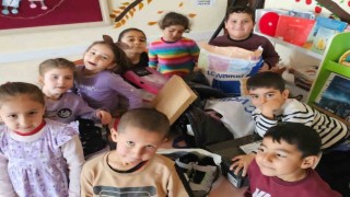 Hayırsever vatandaş öğrencilere hediyeler dağıttı