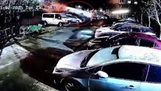 Hayrete düşüren kaza: Sitede park halindeki araçların üzerinden böyle uçtu