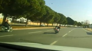 Hem ehliyetsiz hem de motosikleti yatarak sürünce ceza yağdı
