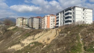 Heyelan nedeniyle apartman sakinleri tedirginlik yaşıyor