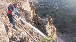 Heyelanlı sahayı itfaiye suyu ile ulaşıma açtı