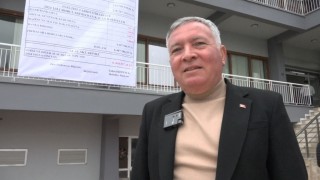 Honaz Belediyesi borcunun olmayışını belediye binasına astığı pankartla duyurdu