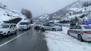 Hopa-Borçka kara yolu yoğun kar nedeniyle ulaşıma kapandı