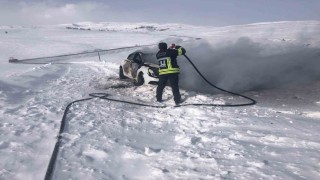 Horasanda seyir halindeki otomobil alev aldı