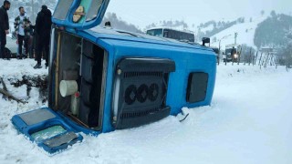 İçerisinde öğretmenlerin de bulunduğu servis minibüsü devrildi: 2 yaralı