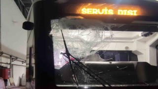 İçine taş sıkıştırılarak atılan kartopu, tramvayın camını kırdı