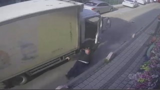 İETT şoförü ile kamyonet sürücüsü arasında kavga çıktı: İETT şoförü, dikiz aynasına tutunduğu kamyonetin altında ezildi