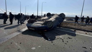 Iğdırda minibüs ara yoldan çıkan otomobile çarptı, araçlarda maddi hasar oluştu