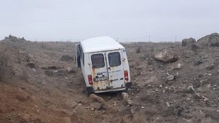 Iğdırda öğrencileri taşıyan minibüs, şarampole yuvarlandı; 5i öğrenci, 6 kişi yaralandı