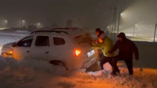 Iğdırda yoğun kar yağışı etkili oldu, sürücüler yollarda mahsur kaldı