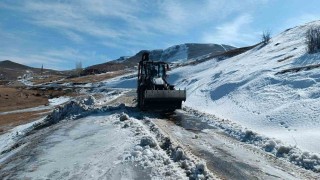 Iğdırın dağ köylerinde tipi ve buzlanma nedeniyle kapanan yollar açılıyor