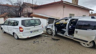 İki hafif ticari araç çarpıştı, sürücüler burnu bile kanamadan kurtuldu
