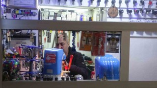 İki metrekarelik dükkânında açamayacağı kapı yok