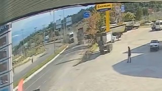 İki tırın kafa kafaya çarpıştığı kaza anı güvenlik kamerasında