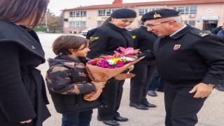 İl Jandarma Komutanı Demir, kendisine tebrik kartı gönderen öğrenciyi ziyaret etti