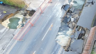 İngilterede 20 metre genişliğindeki obruk bahçeyi yuttu