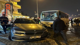 İşçi servisi ışıkta bekleyen 5 araca çarptı: 7 yaralı