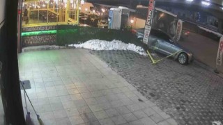 İşçi servisinin kırmızı ışıkta bekleyen araçlara çarptığı kaza kamerada