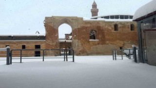 İshak Paşa Sarayında kar temizleme çalışmaları sürüyor