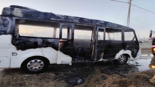 Ispartada alev alan okul servisindeki 2 öğrenci son anda kurtarıldı