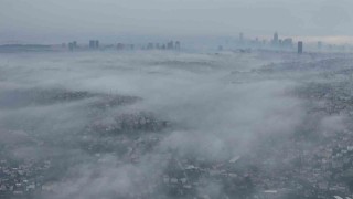 İstanbul Boğazında sis kartpostallık manzara oluşturdu