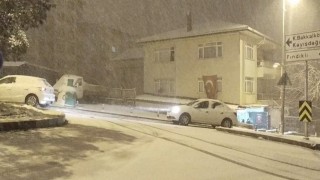 İstanbul haftanın son gününe karla uyandı