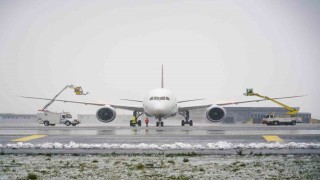 İstanbul Havalimanında uçaklara buzlanmaya karşı de-icing işlemi uygulanıyor