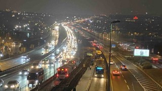İstanbulda ara tatilin ardından okulların açılmasıyla sabah trafik yoğunluğu oluştu