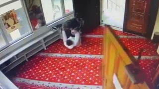 İstanbulda bir kişi cami içerisinde çocuğu makasla yaraladı