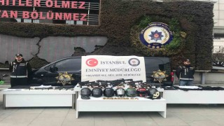 İstanbulda çete operasyonlarında ele geçirilen silahlar ve motosikletler sergilendi