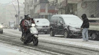İstanbulda etkili olan kar yağışı yolları beyaza bürüdü
