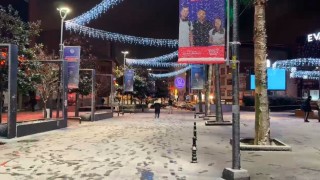 İstanbulda kar yağışı etkili oldu, araçlar yolda kaldı