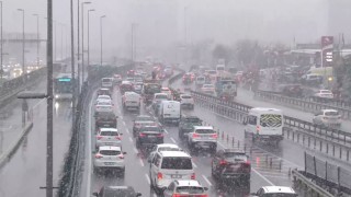 İstanbulda kar yağışı etkisini artırdı, trafik durma noktasına geldi