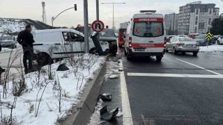 İstanbulda kar yağışı sonrası oluşan buzlanma kazaya neden oldu