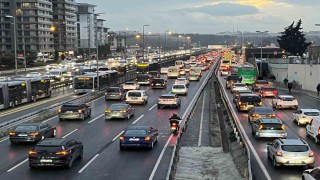 İstanbulda kar yağışıyla birlikte trafik yoğunluğu yüzde 80e ulaştı