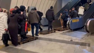 İstanbulda metrobüs alt geçidi su bastı: Vatandaş suların içinde yürümek zorunda kaldı