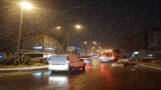 İstanbulda sabahın erken saatlerinde kar yağışı etkili oldu