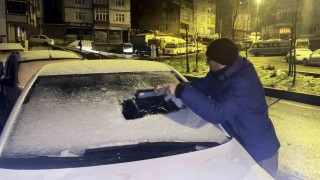 İstanbulda soğuk hava etkili oluyor: Araç camları buz tuttu