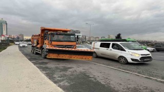 İstanbulda uyarıların ardından kar küreme araçları yollara indi