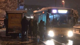 İstanbulda vatandaşlar kar yağışı altında işlerine gitmek için yola düştü