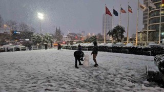 İstanbulda vatandaşlar kar yağışının keyfini çıkardı