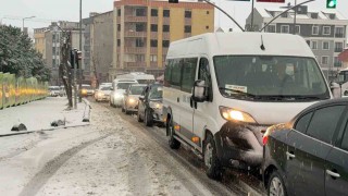 İstanbulda yollar beyaza büründü, araçlar yollarda kaldı