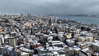 İstanbulun tarihi simgeleri beyaza büründü
